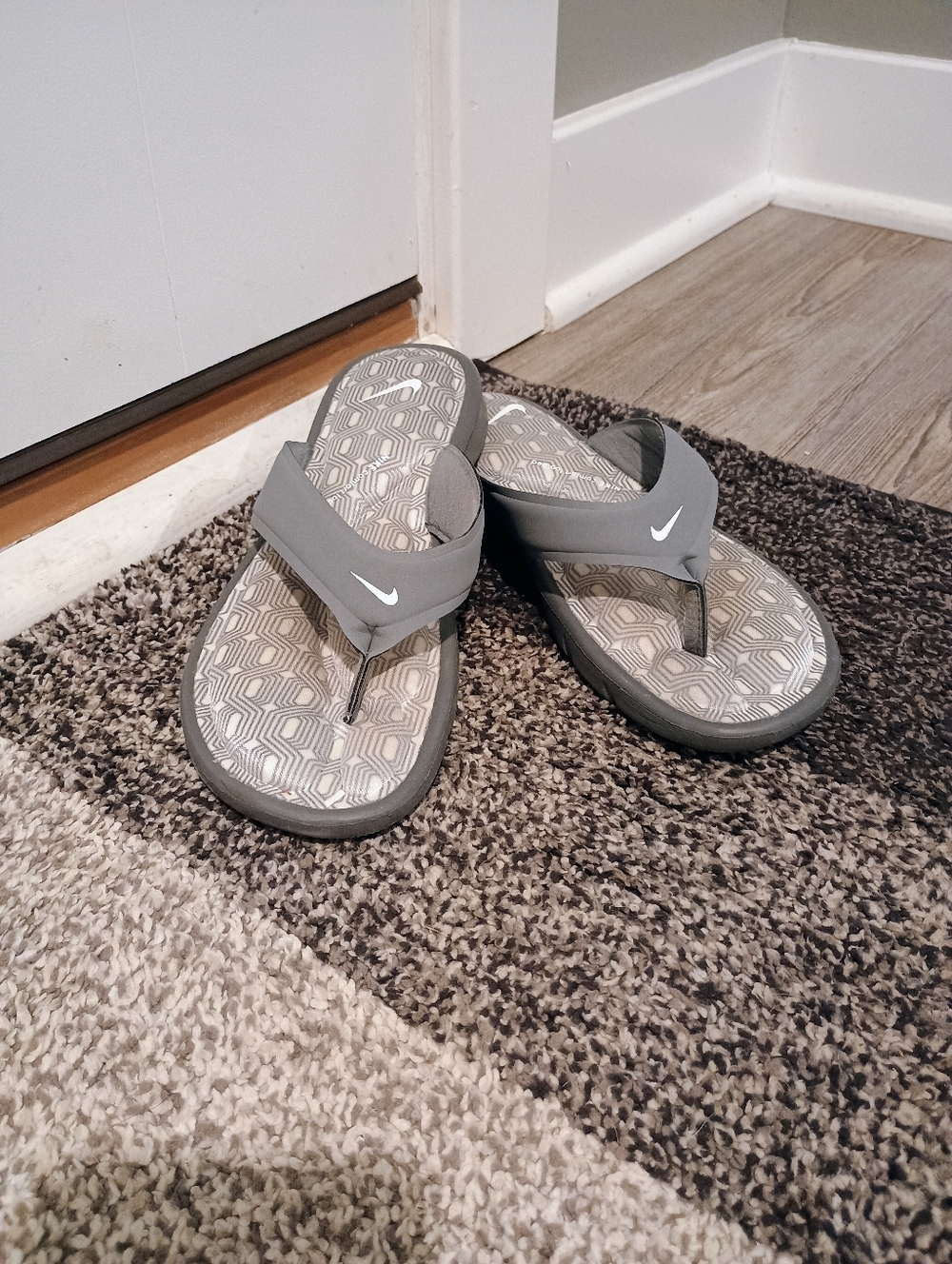 Nike Women's Gray Ultra Comfort Thong Flip Flop Sandals.